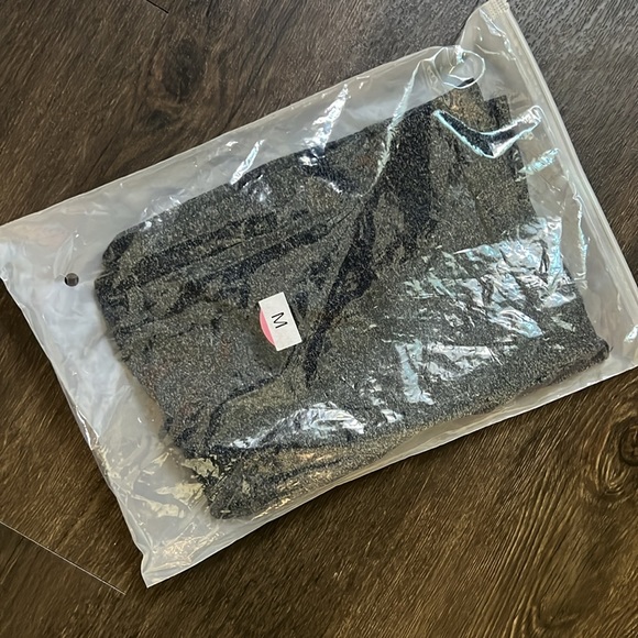 NWT Seamless Contour Shorts - Picture 4 of 4